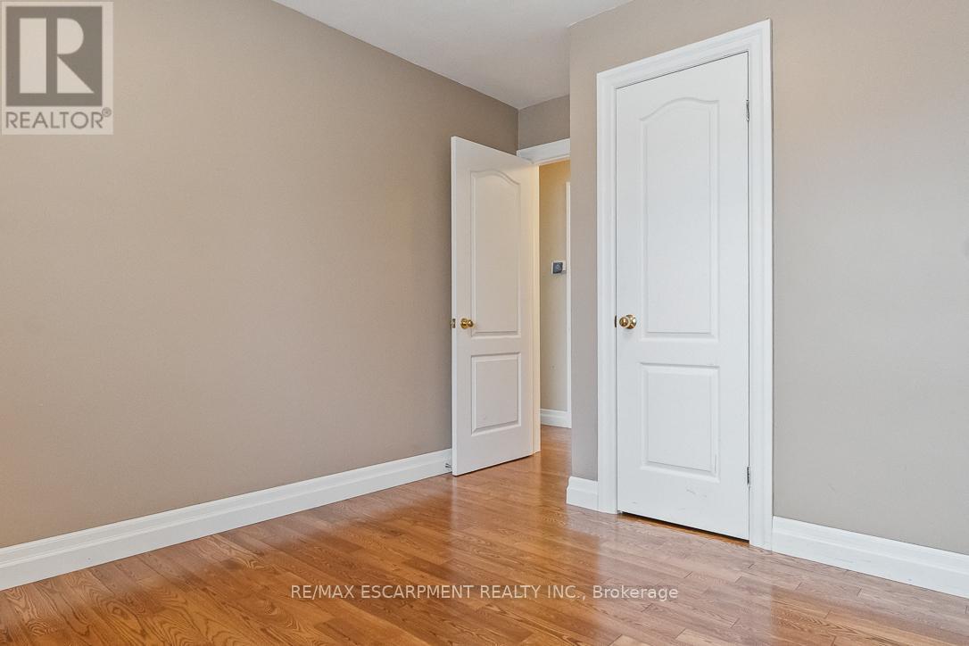 Upper - 249 Southview Road, Oakville, Ontario  L6K 2P2 - Photo 10 - W12693642