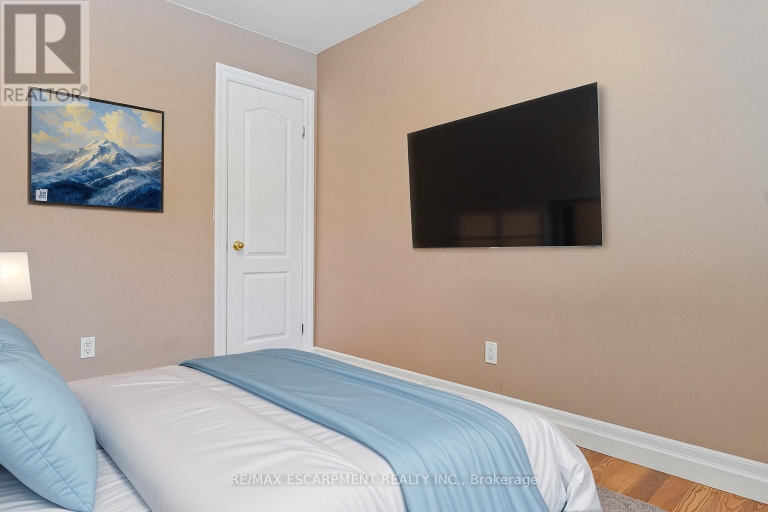 Upper - 249 Southview Road, Oakville, Ontario  L6K 2P2 - Photo 11 - W12693642