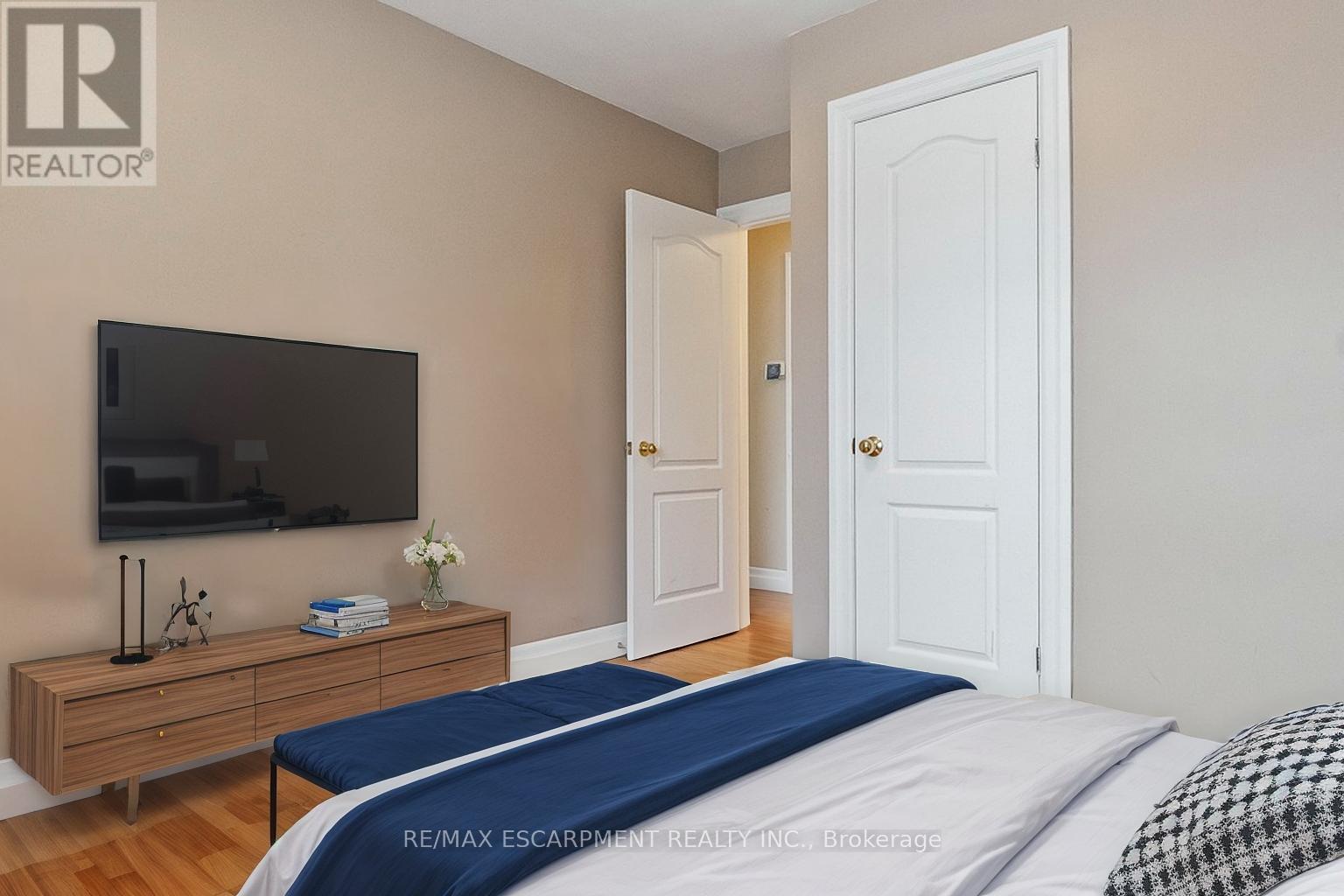 Upper - 249 Southview Road, Oakville, Ontario  L6K 2P2 - Photo 12 - W12693642