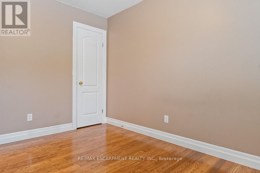 Upper - 249 Southview Road, Oakville, Ontario  L6K 2P2 - Photo 13 - W12693642