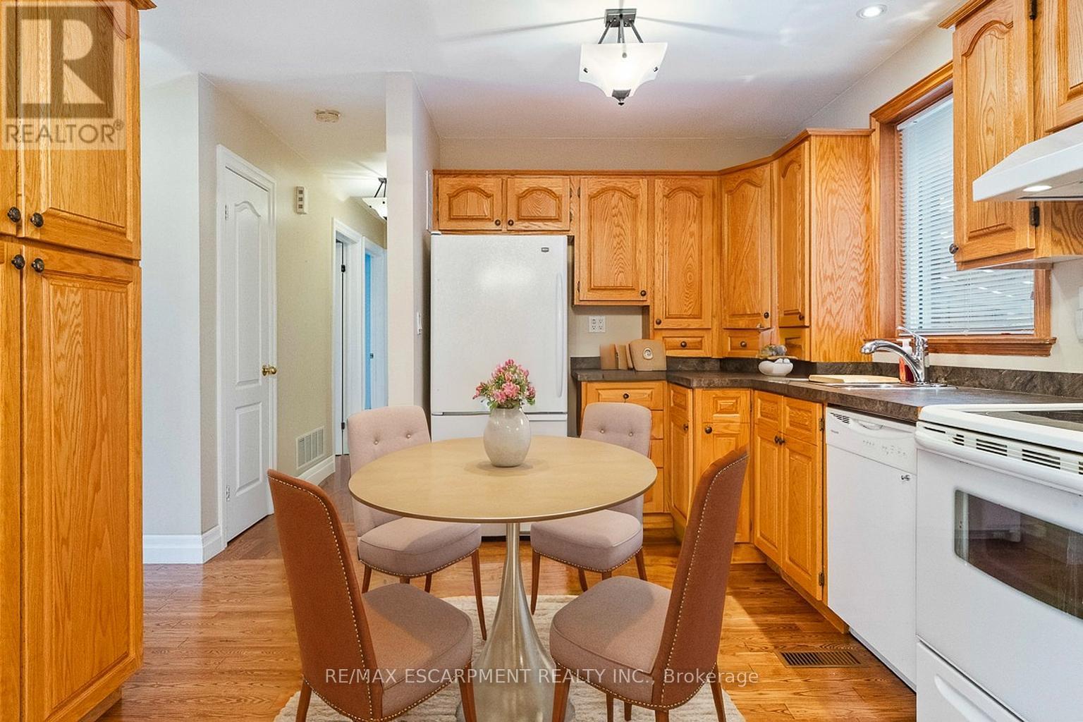 Upper - 249 Southview Road, Oakville, Ontario  L6K 2P2 - Photo 4 - W12693642