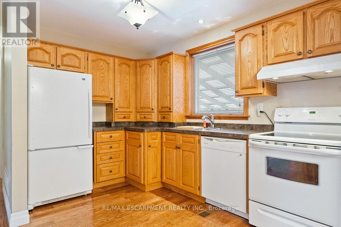 Upper - 249 Southview Road, Oakville, Ontario  L6K 2P2 - Photo 6 - W12693642