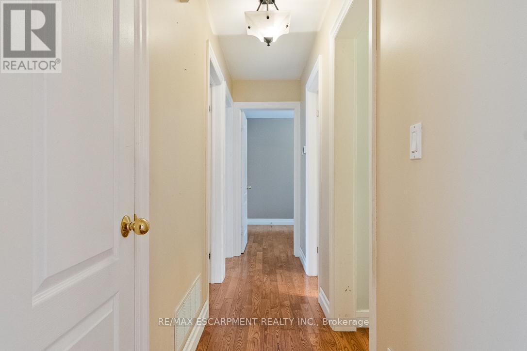 Upper - 249 Southview Road, Oakville, Ontario  L6K 2P2 - Photo 7 - W12693642