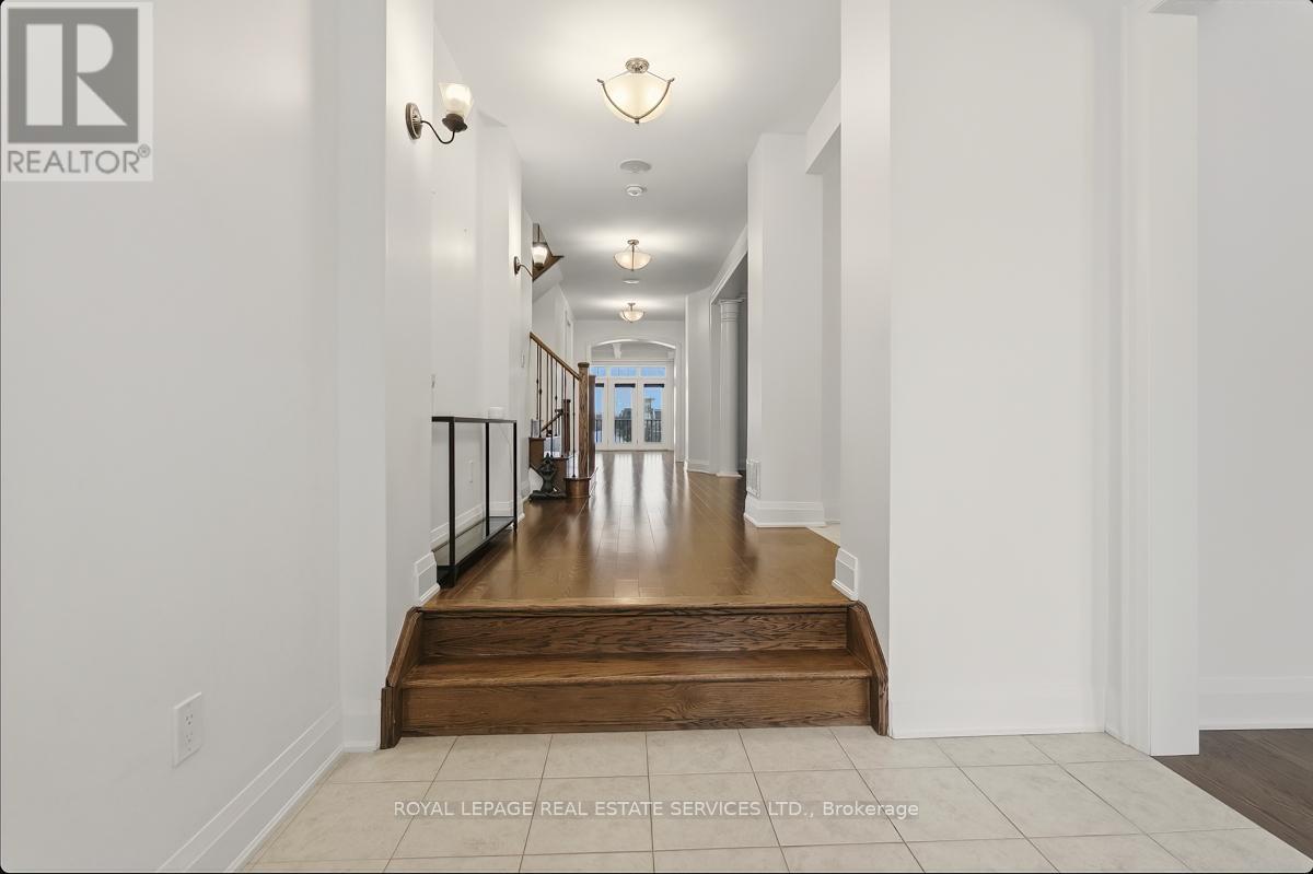 118 Coastline Drive, Brampton, Ontario  L6Y 0S4 - Photo 3 - W12693648