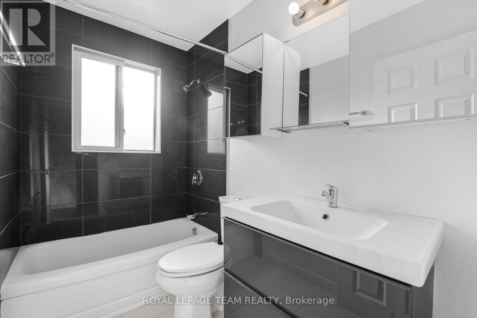 Upper Unit - 1666 Edge Hill Place, Ottawa, Ontario  K1V 7V9 - Photo 10 - X12693700