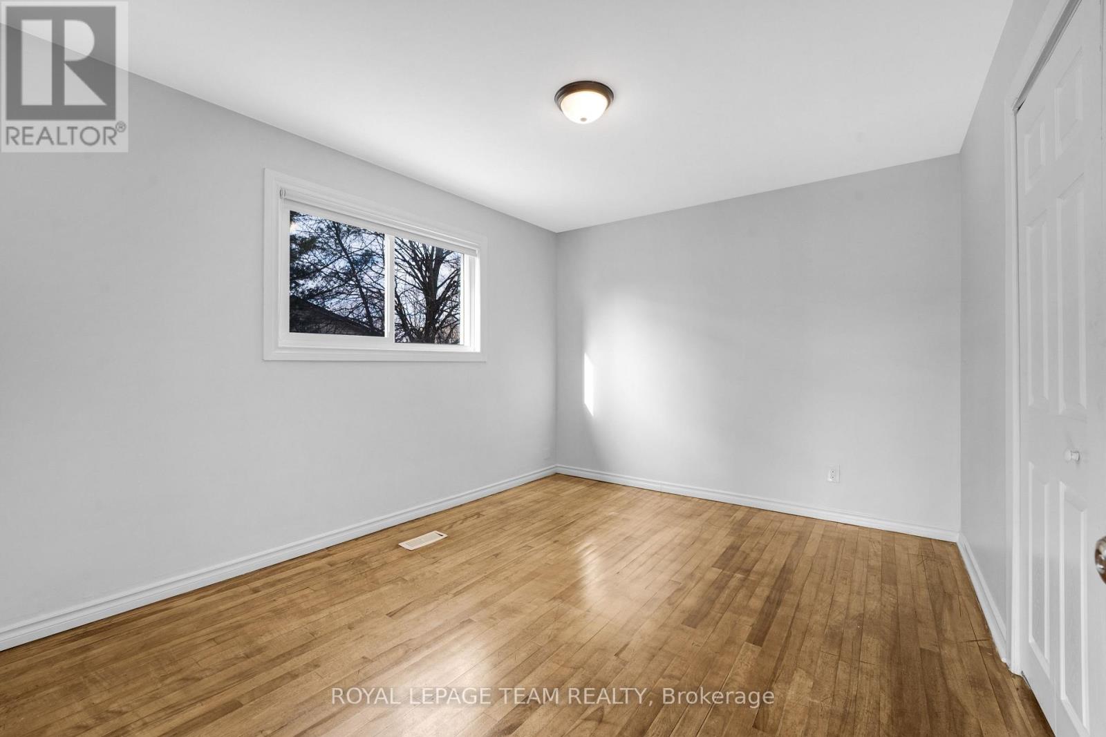 Upper Unit - 1666 Edge Hill Place, Ottawa, Ontario  K1V 7V9 - Photo 11 - X12693700