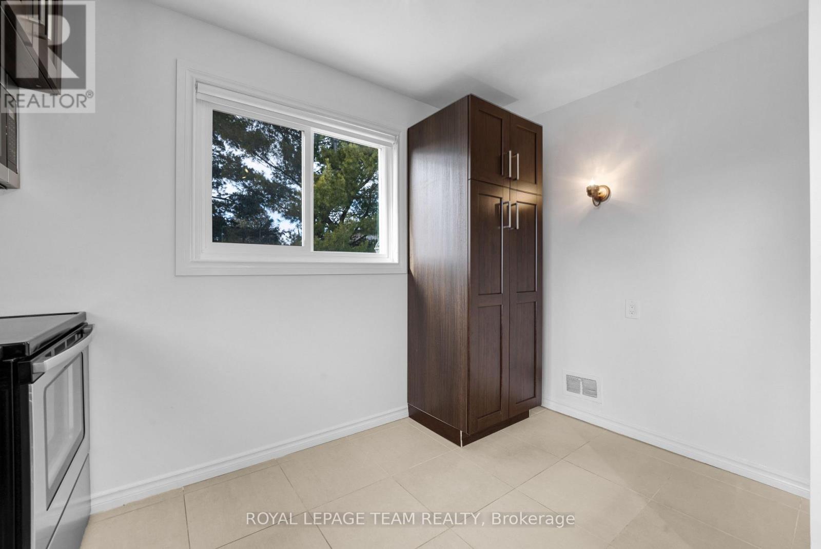 Upper Unit - 1666 Edge Hill Place, Ottawa, Ontario  K1V 7V9 - Photo 13 - X12693700