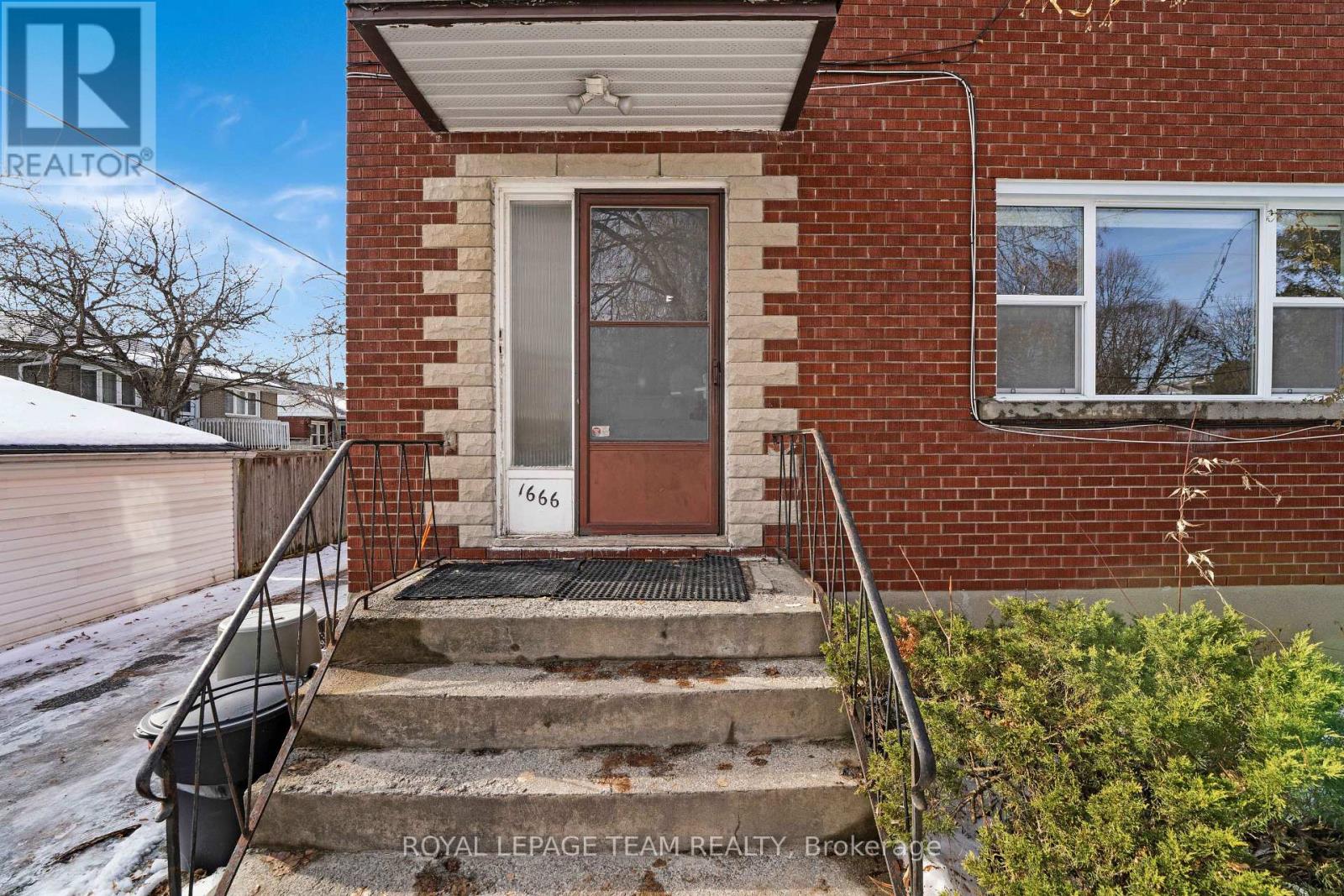 Upper Unit - 1666 Edge Hill Place, Ottawa, Ontario  K1V 7V9 - Photo 2 - X12693700