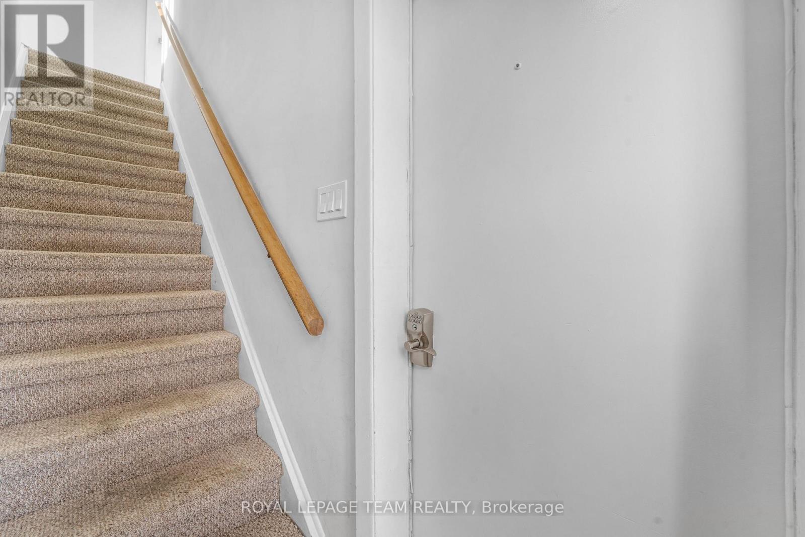 Upper Unit - 1666 Edge Hill Place, Ottawa, Ontario  K1V 7V9 - Photo 3 - X12693700