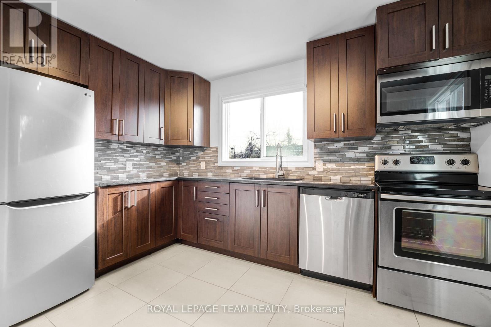 Upper Unit - 1666 Edge Hill Place, Ottawa, Ontario  K1V 7V9 - Photo 4 - X12693700