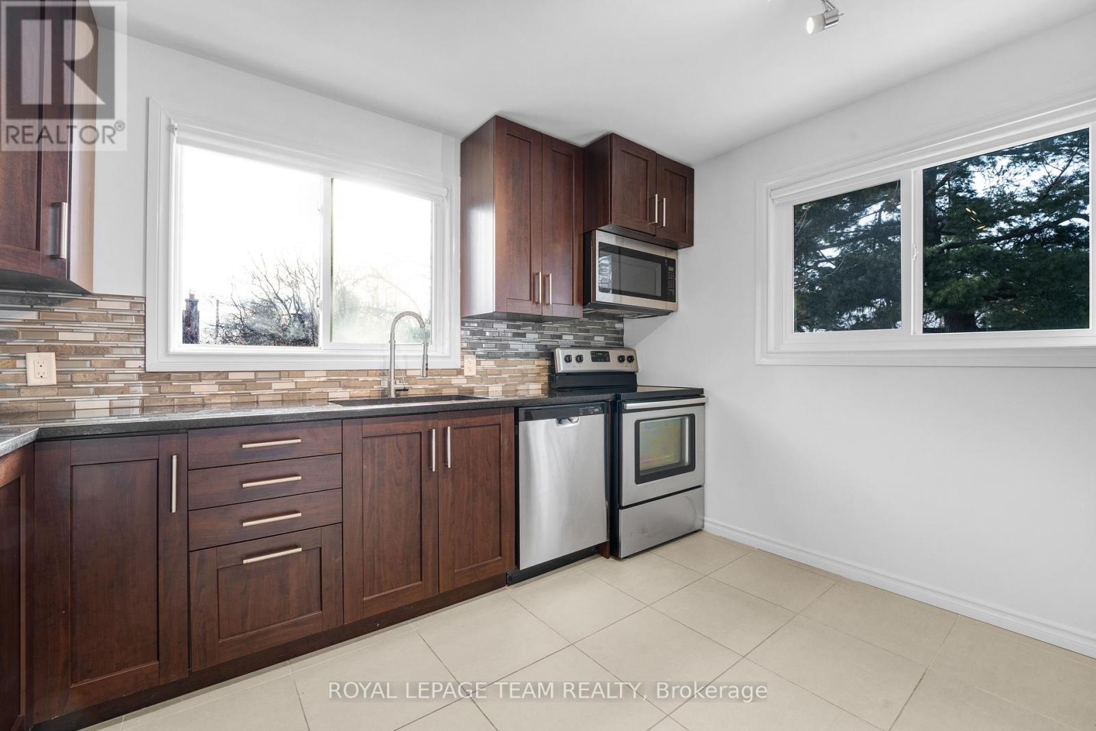 Upper Unit - 1666 Edge Hill Place, Ottawa, Ontario  K1V 7V9 - Photo 5 - X12693700