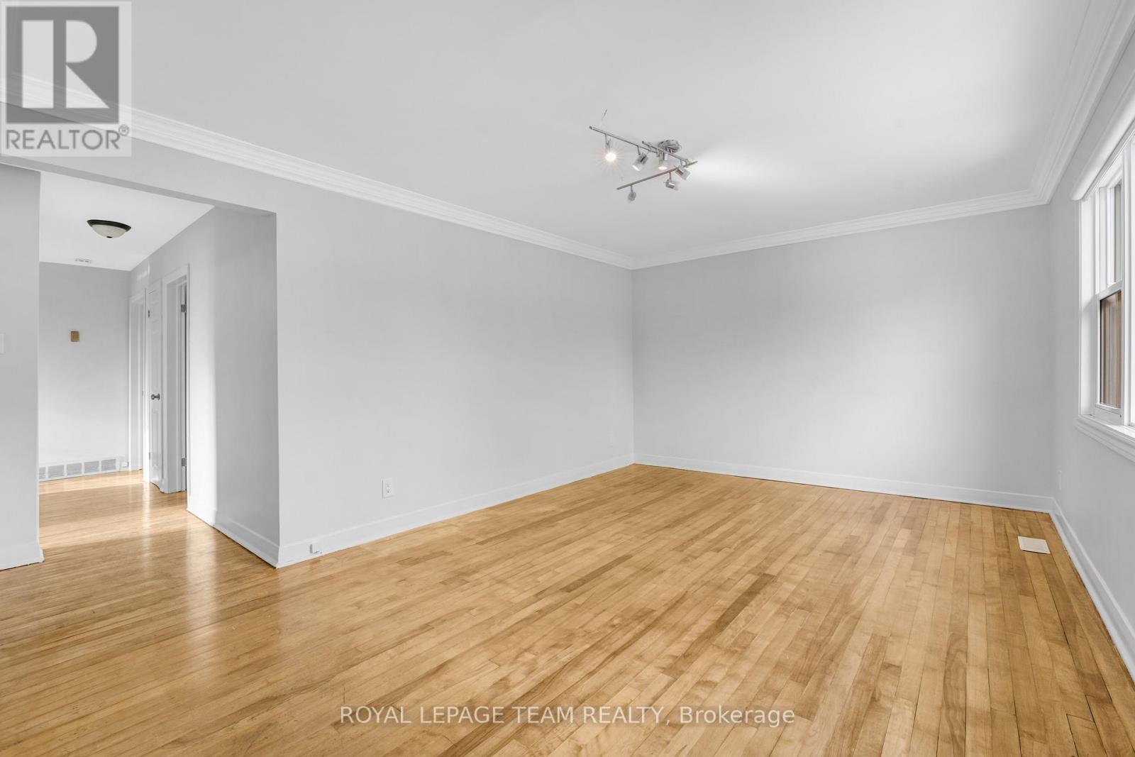 Upper Unit - 1666 Edge Hill Place, Ottawa, Ontario  K1V 7V9 - Photo 6 - X12693700