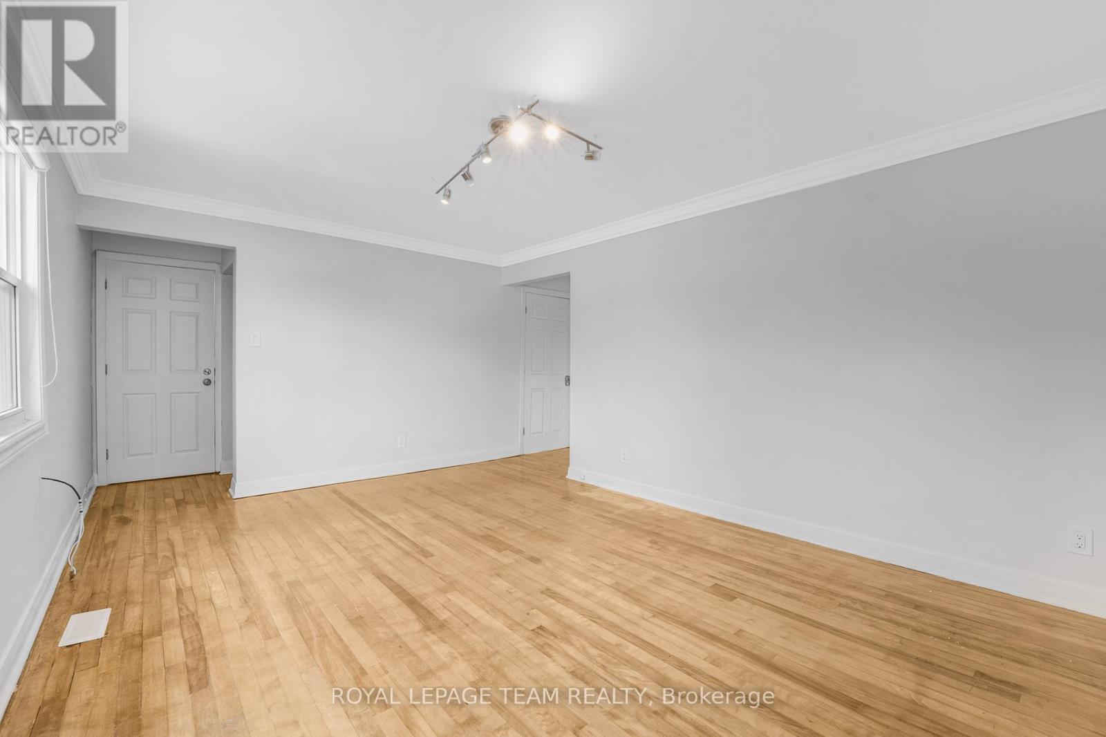 Upper Unit - 1666 Edge Hill Place, Ottawa, Ontario  K1V 7V9 - Photo 7 - X12693700