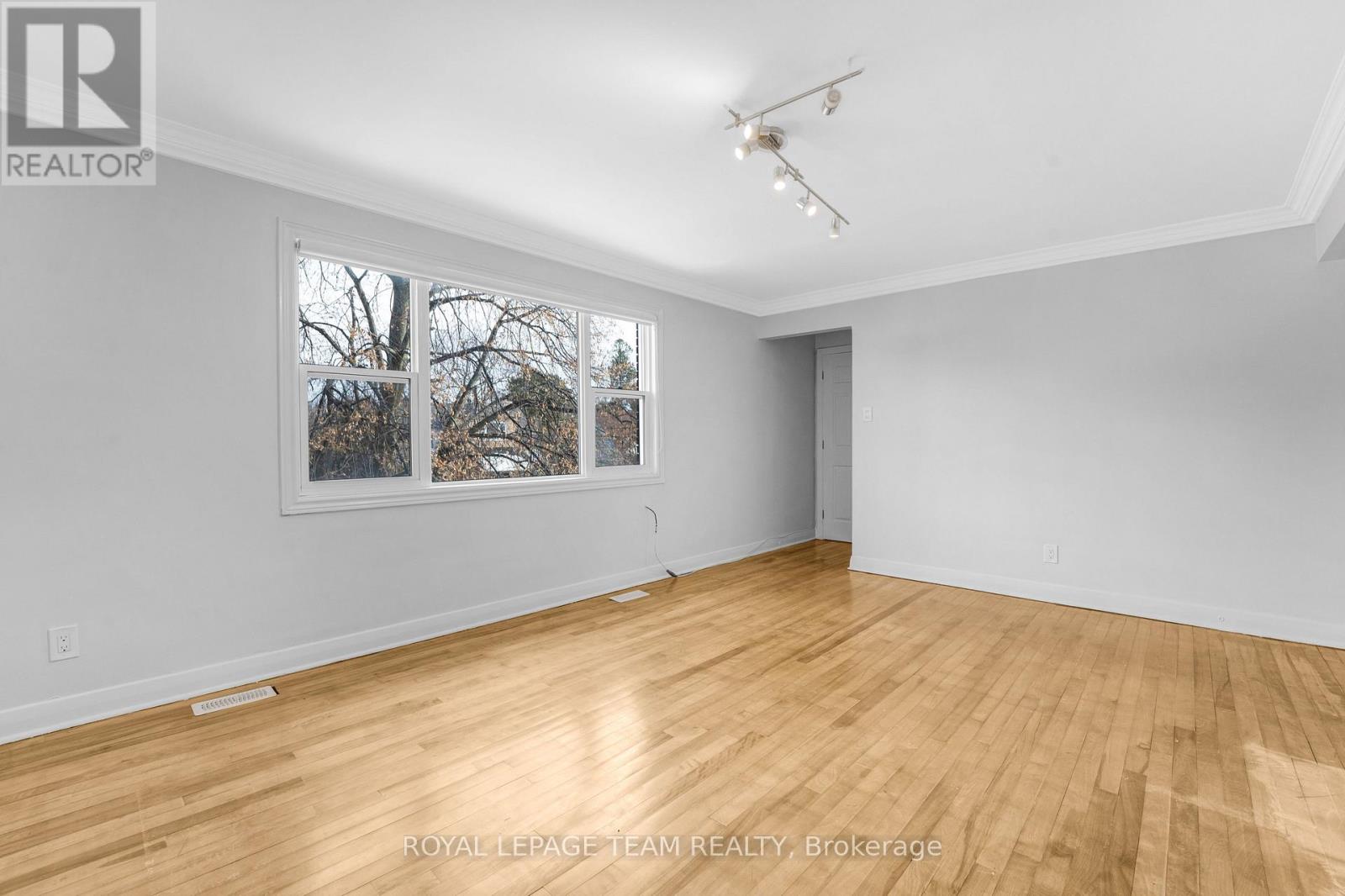 Upper Unit - 1666 Edge Hill Place, Ottawa, Ontario  K1V 7V9 - Photo 8 - X12693700