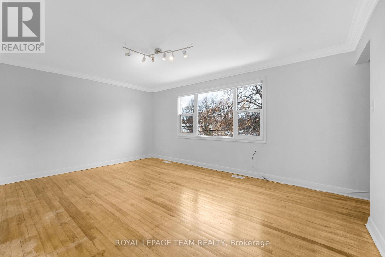 Upper Unit - 1666 Edge Hill Place, Ottawa, Ontario  K1V 7V9 - Photo 9 - X12693700