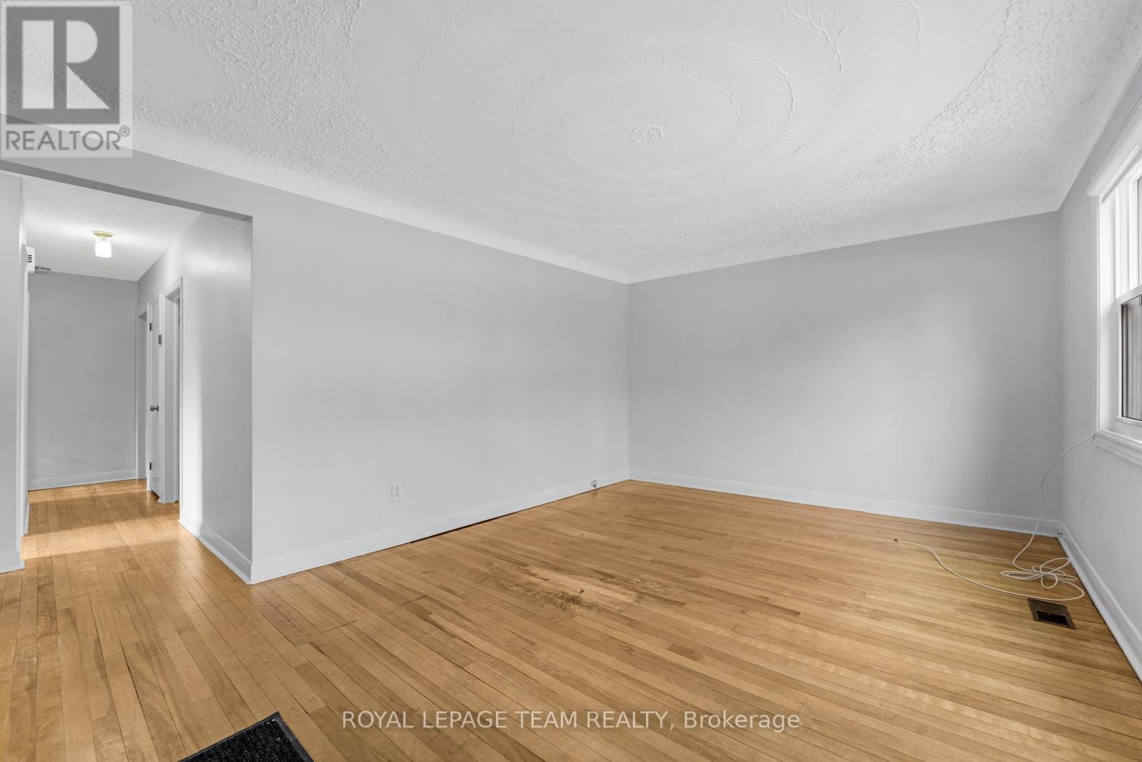 Lower Unit - 1666 Edge Hill Place, Ottawa, Ontario  K1V 7V9 - Photo 3 - X12693710