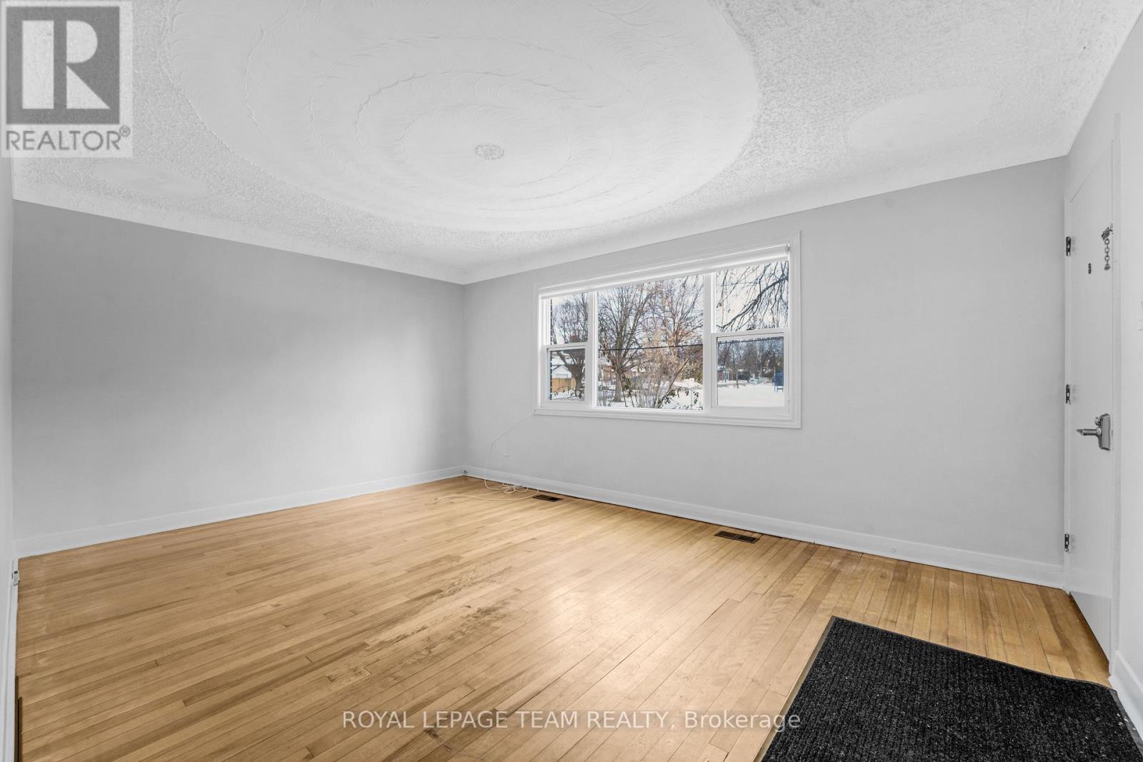 Lower Unit - 1666 Edge Hill Place, Ottawa, Ontario  K1V 7V9 - Photo 4 - X12693710