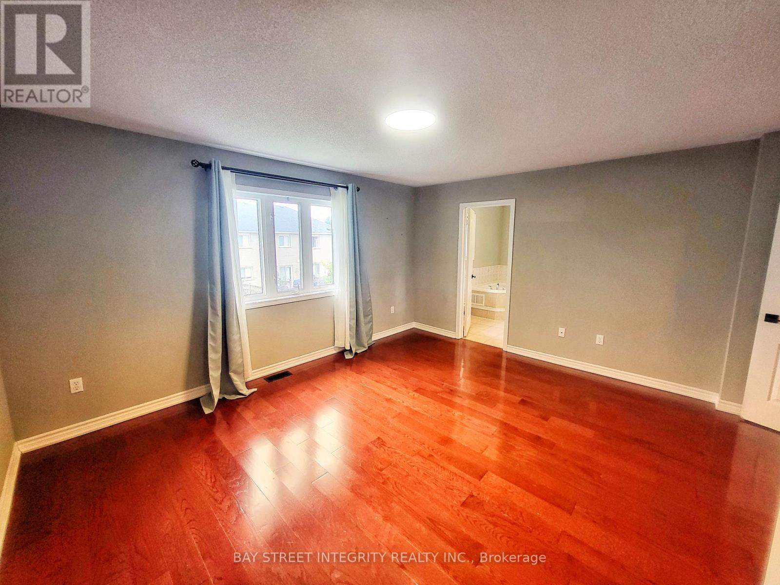 249 Marble Place, Newmarket (Woodland Hill), Ontario  L3X 2Y3 - Photo 13 - N12693704