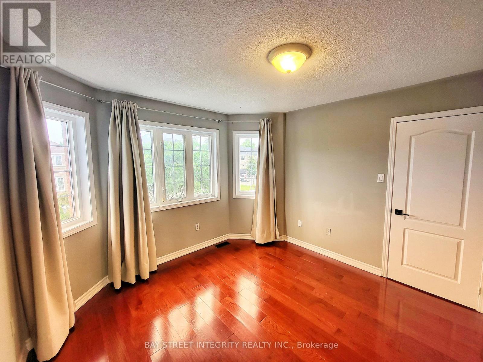 249 Marble Place, Newmarket (Woodland Hill), Ontario  L3X 2Y3 - Photo 19 - N12693704