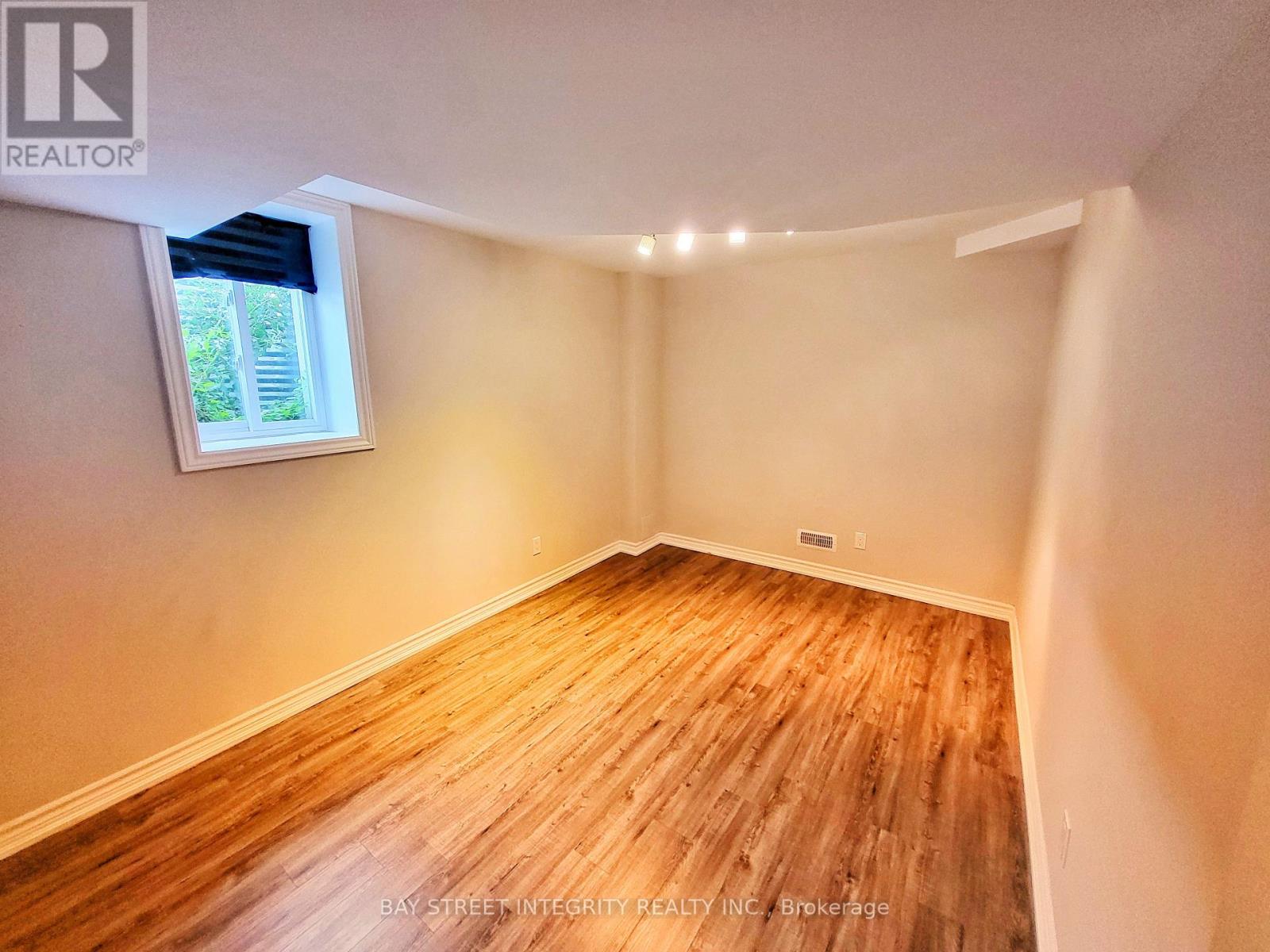 249 Marble Place, Newmarket (Woodland Hill), Ontario  L3X 2Y3 - Photo 27 - N12693704