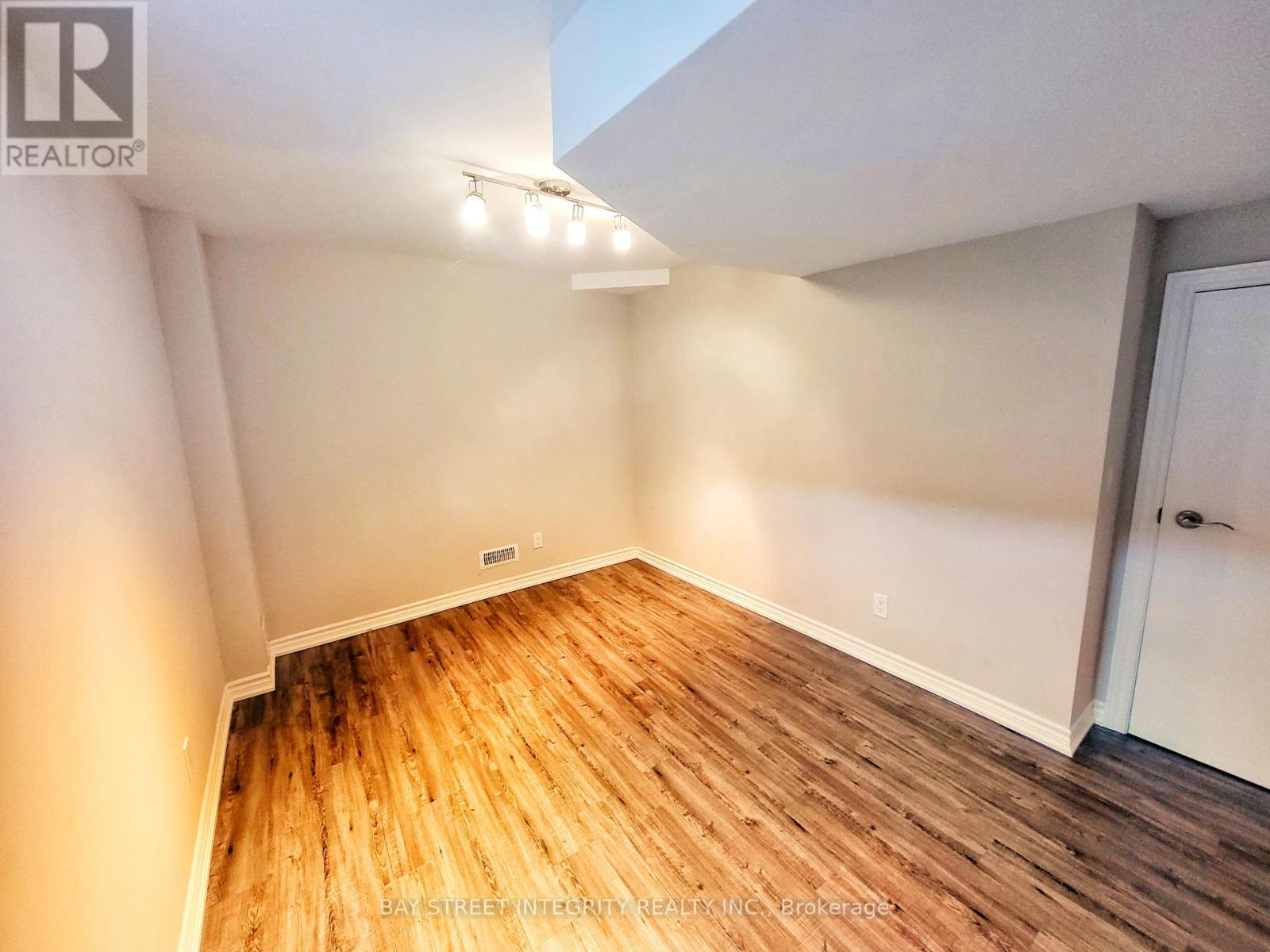 249 Marble Place, Newmarket (Woodland Hill), Ontario  L3X 2Y3 - Photo 28 - N12693704