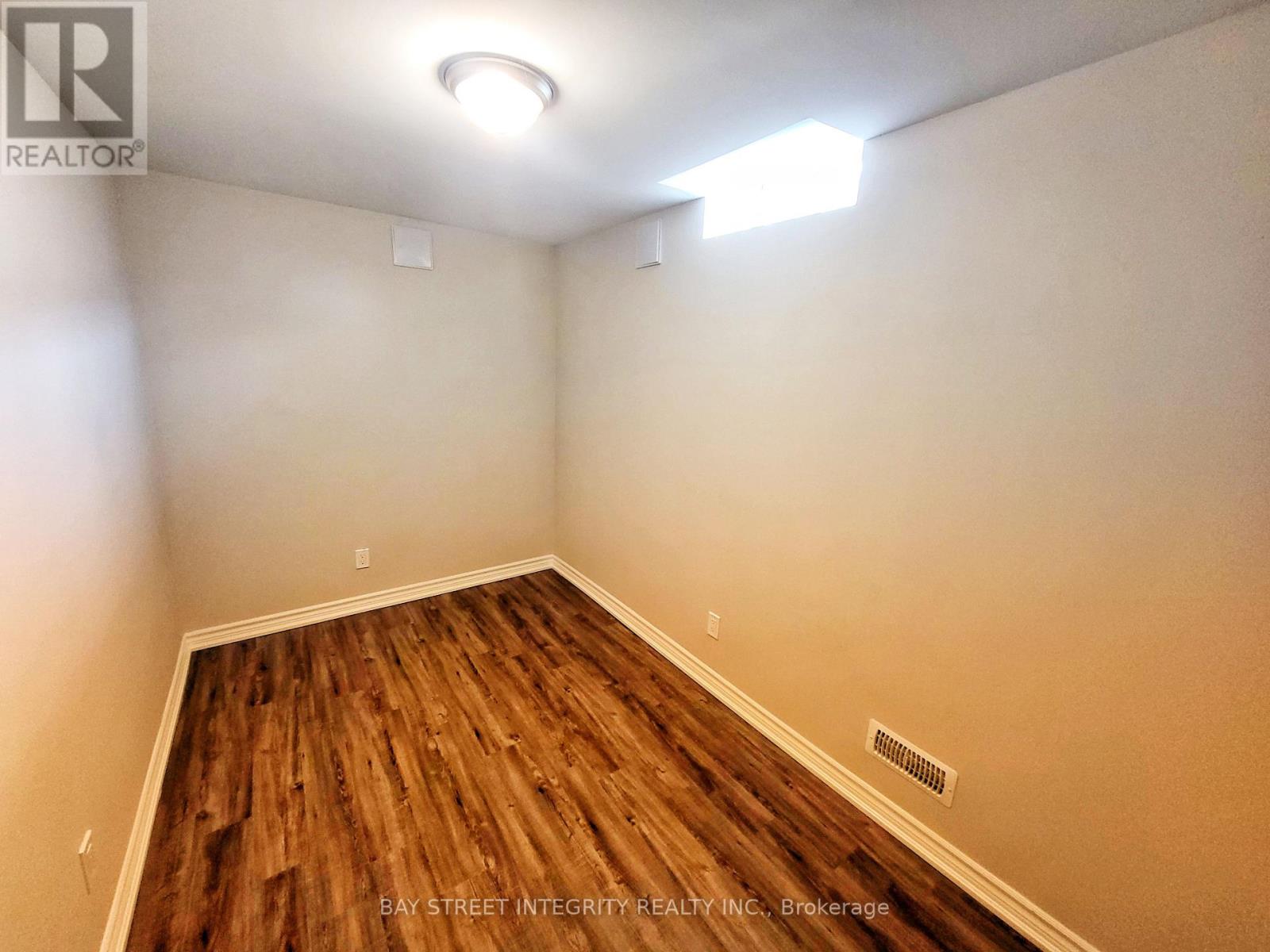 249 Marble Place, Newmarket (Woodland Hill), Ontario  L3X 2Y3 - Photo 29 - N12693704