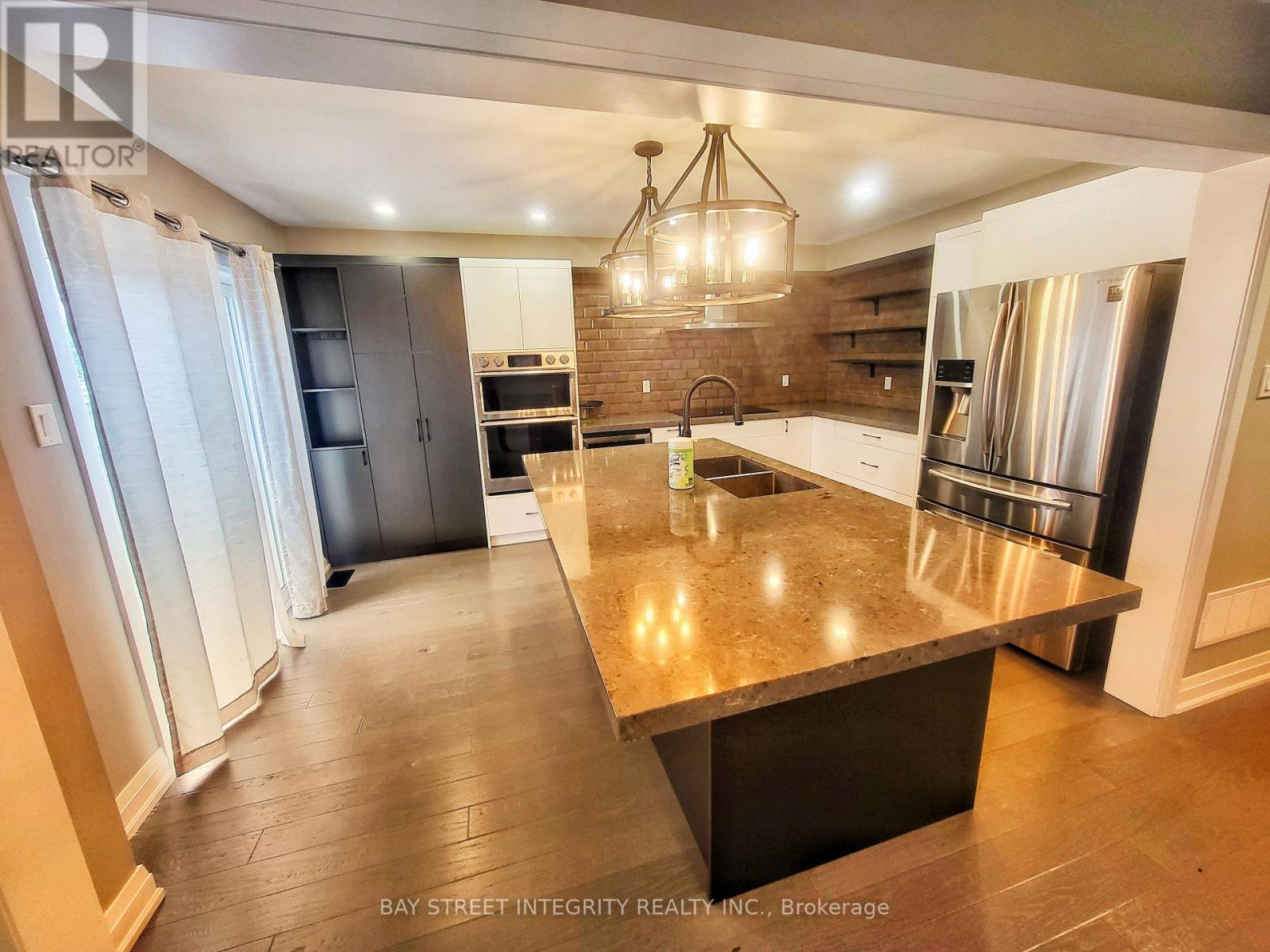 249 Marble Place, Newmarket (Woodland Hill), Ontario  L3X 2Y3 - Photo 4 - N12693704