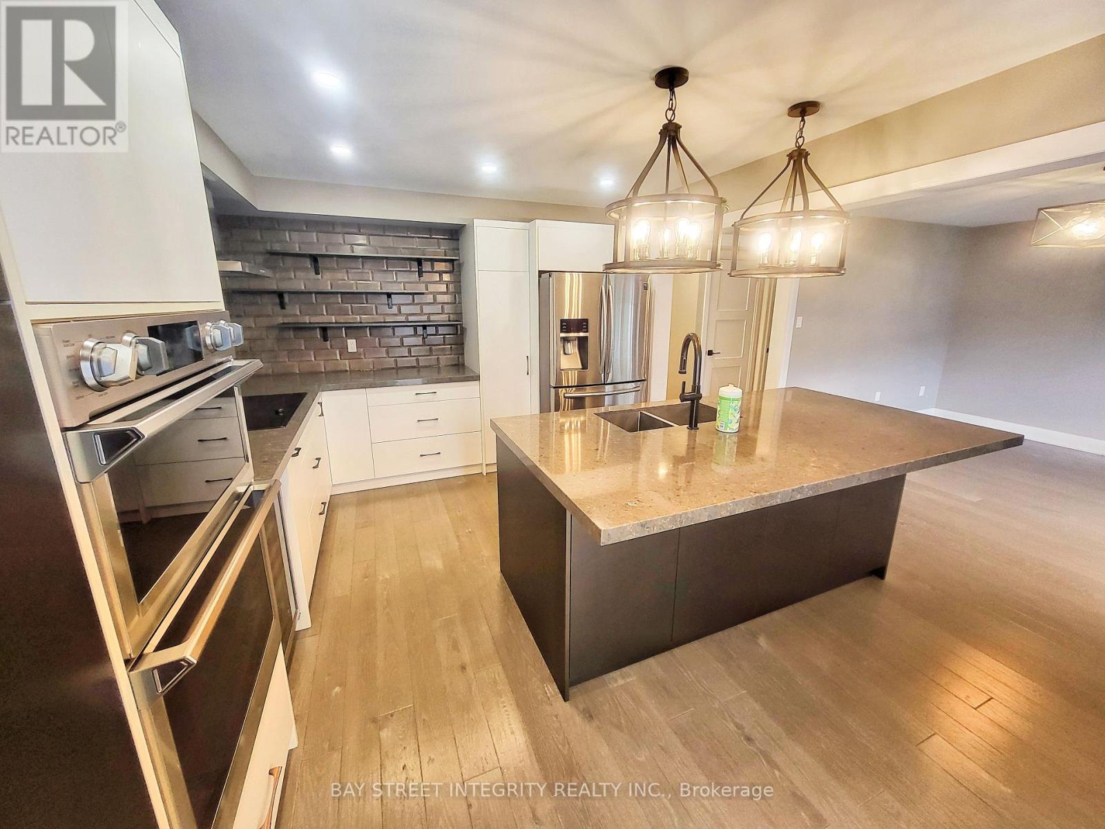 249 Marble Place, Newmarket (Woodland Hill), Ontario  L3X 2Y3 - Photo 5 - N12693704