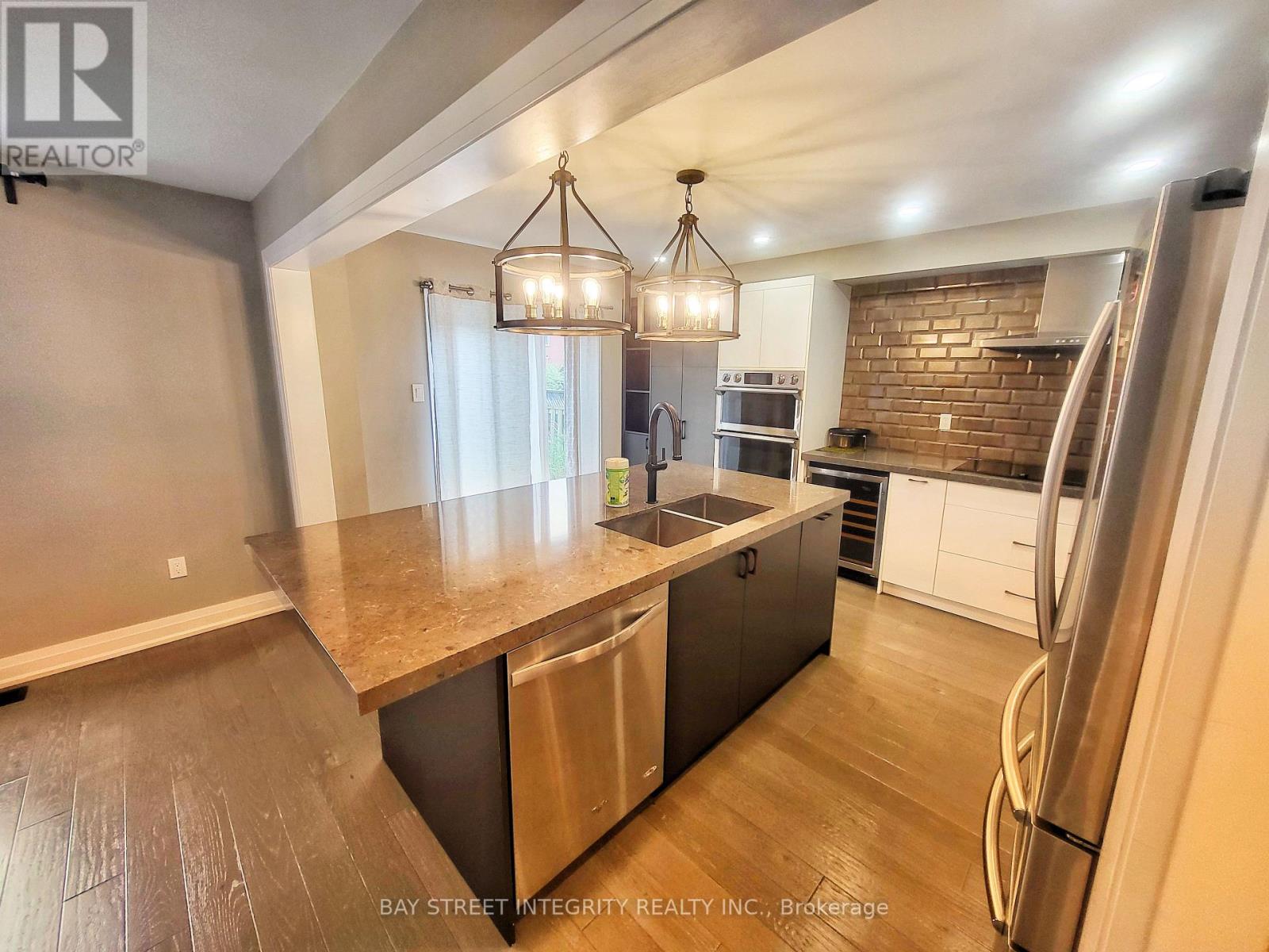 249 Marble Place, Newmarket (Woodland Hill), Ontario  L3X 2Y3 - Photo 6 - N12693704