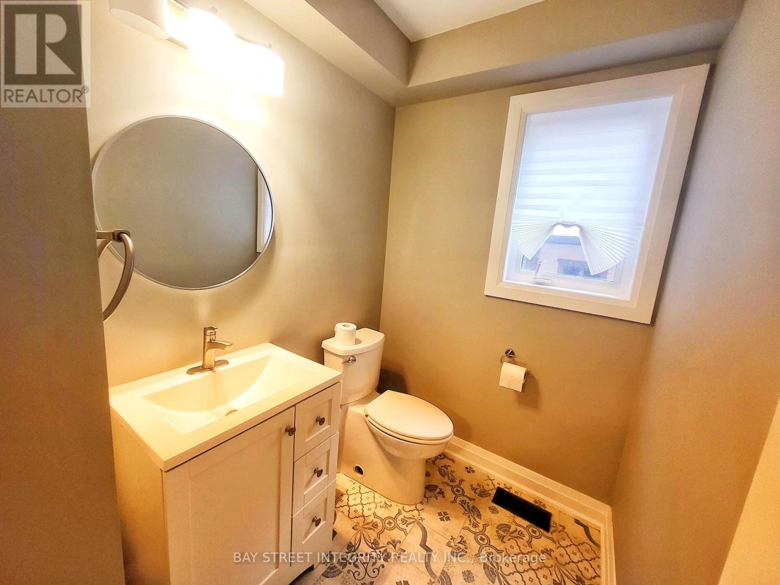 249 Marble Place, Newmarket (Woodland Hill), Ontario  L3X 2Y3 - Photo 7 - N12693704