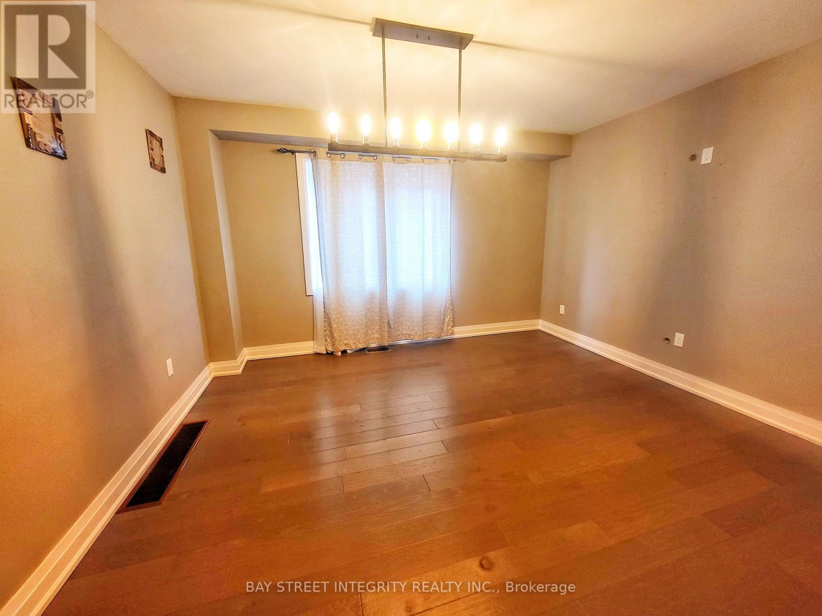 249 Marble Place, Newmarket (Woodland Hill), Ontario  L3X 2Y3 - Photo 8 - N12693704