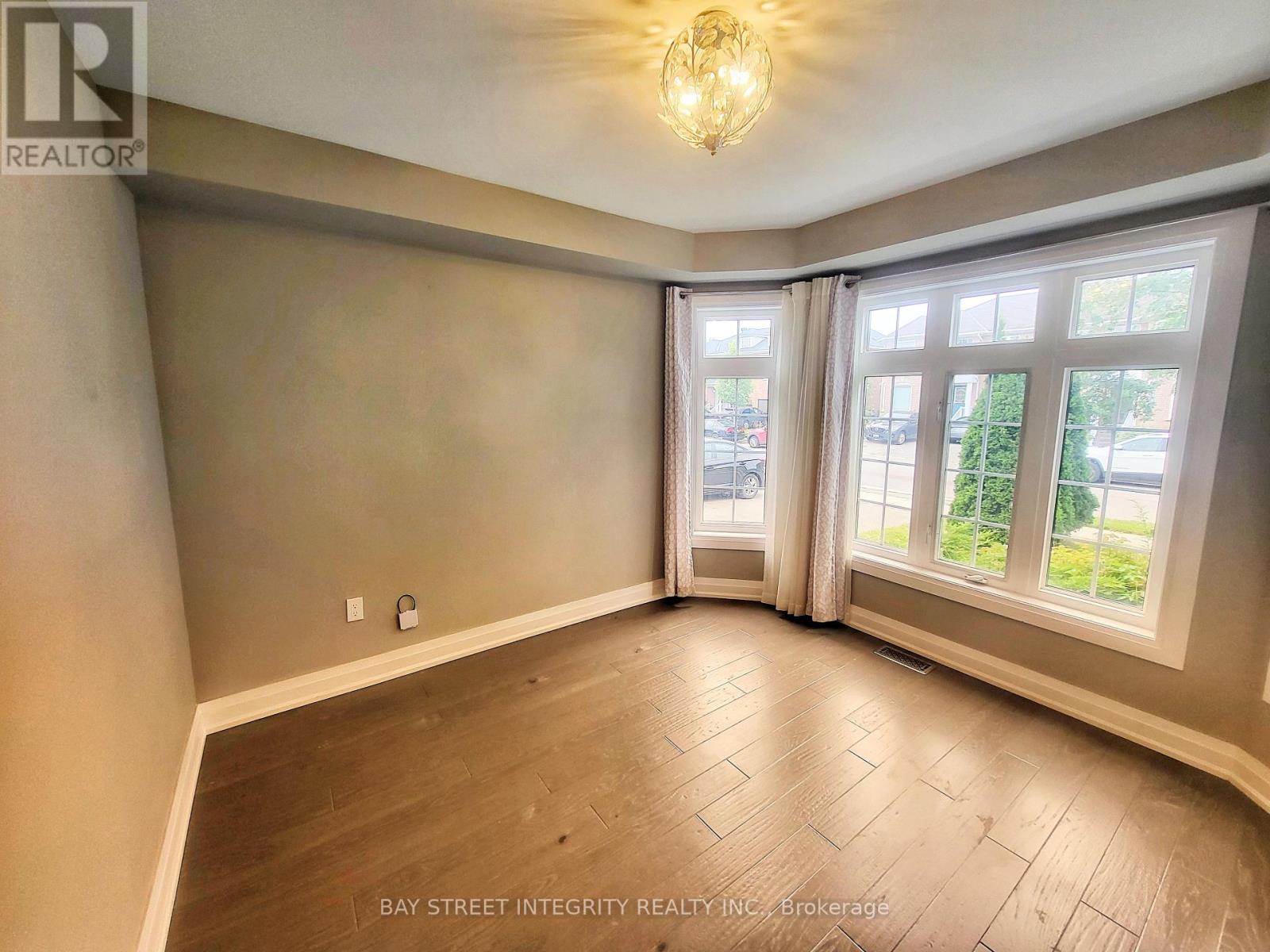 249 Marble Place, Newmarket (Woodland Hill), Ontario  L3X 2Y3 - Photo 9 - N12693704