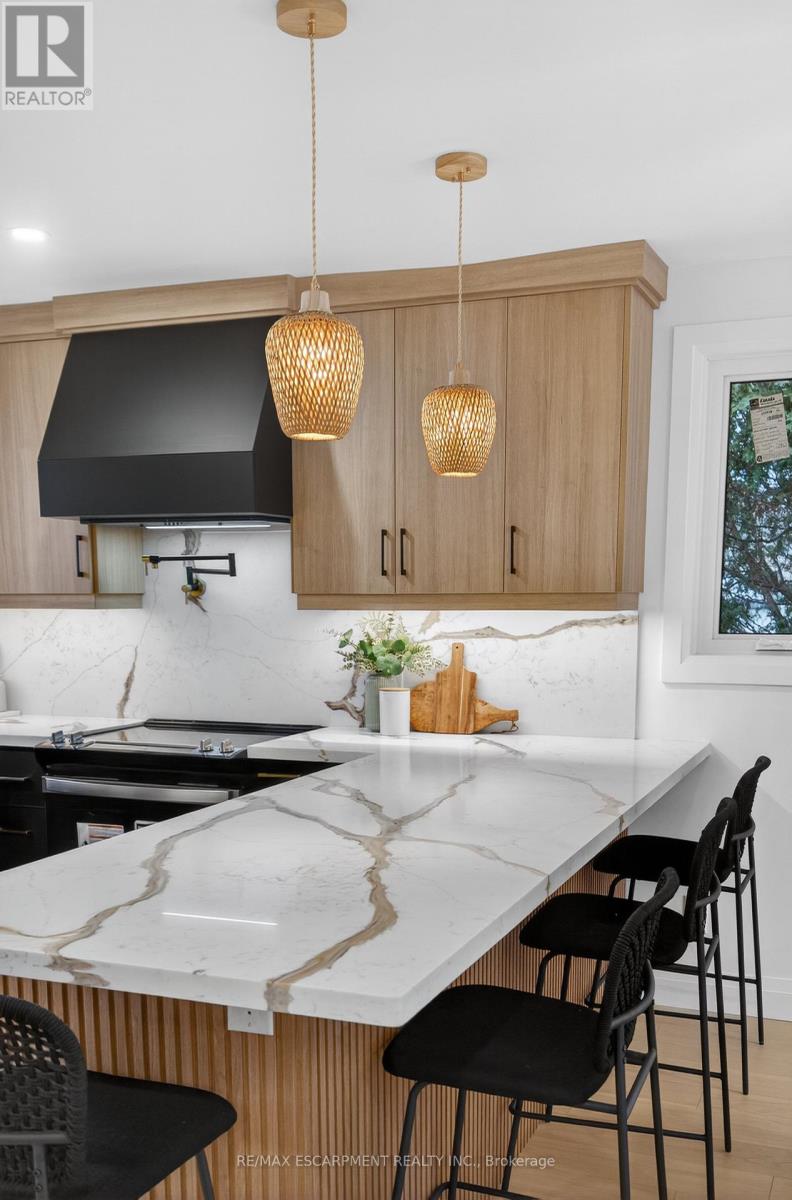 5375 Riverside Drive, Burlington, Ontario  L7L 3X9 - Photo 19 - W12693682