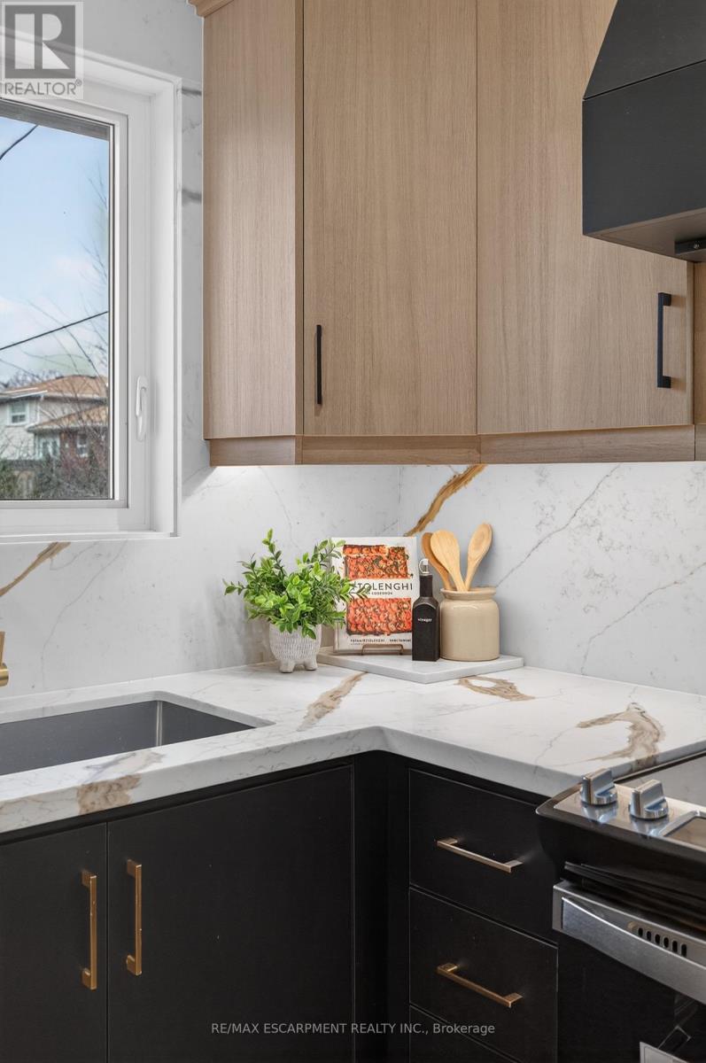 5375 Riverside Drive, Burlington, Ontario  L7L 3X9 - Photo 20 - W12693682