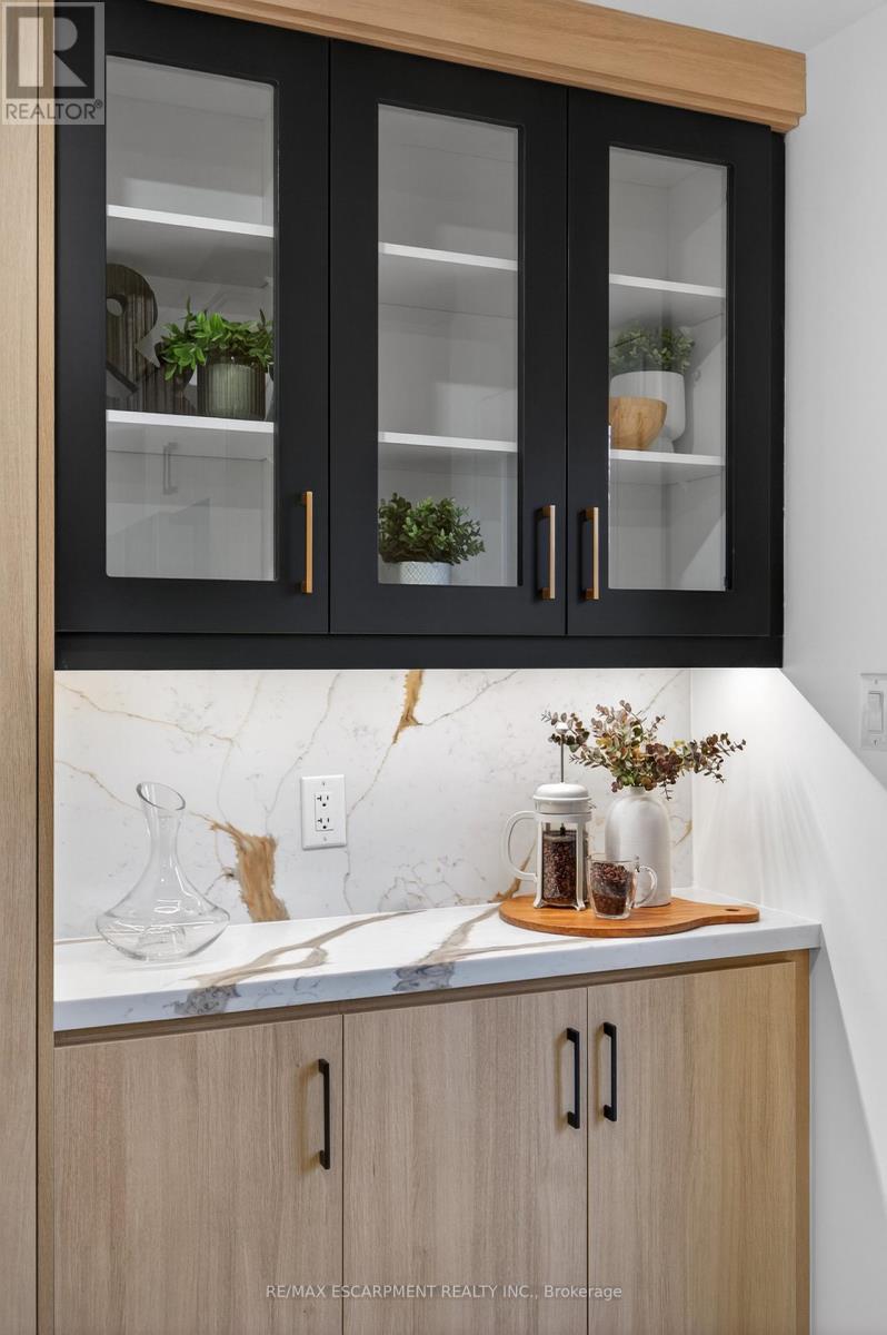 5375 Riverside Drive, Burlington, Ontario  L7L 3X9 - Photo 21 - W12693682