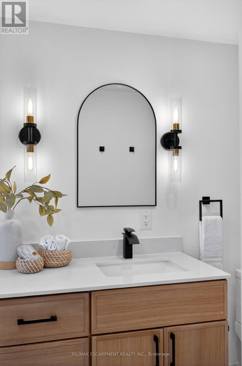 5375 Riverside Drive, Burlington, Ontario  L7L 3X9 - Photo 26 - W12693682