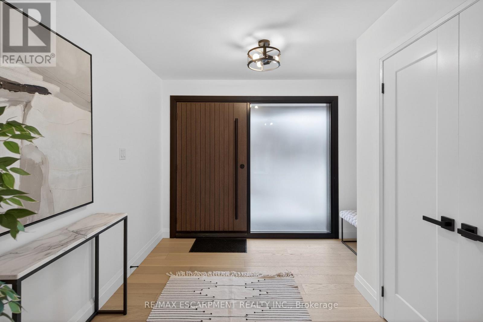 5375 Riverside Drive, Burlington, Ontario  L7L 3X9 - Photo 4 - W12693682