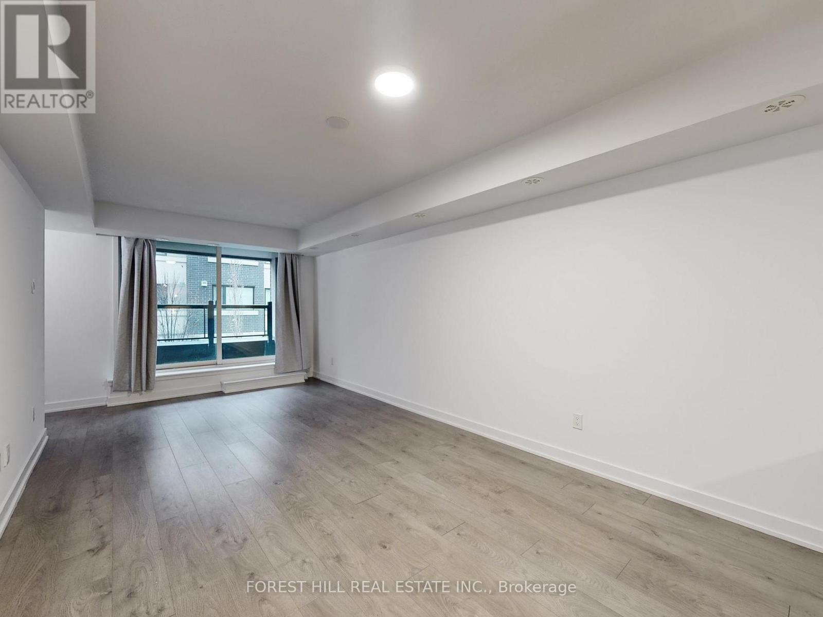 110 - 1135 Cooke Boulevard, Burlington, Ontario  L7T 4A8 - Photo 4 - W12693692