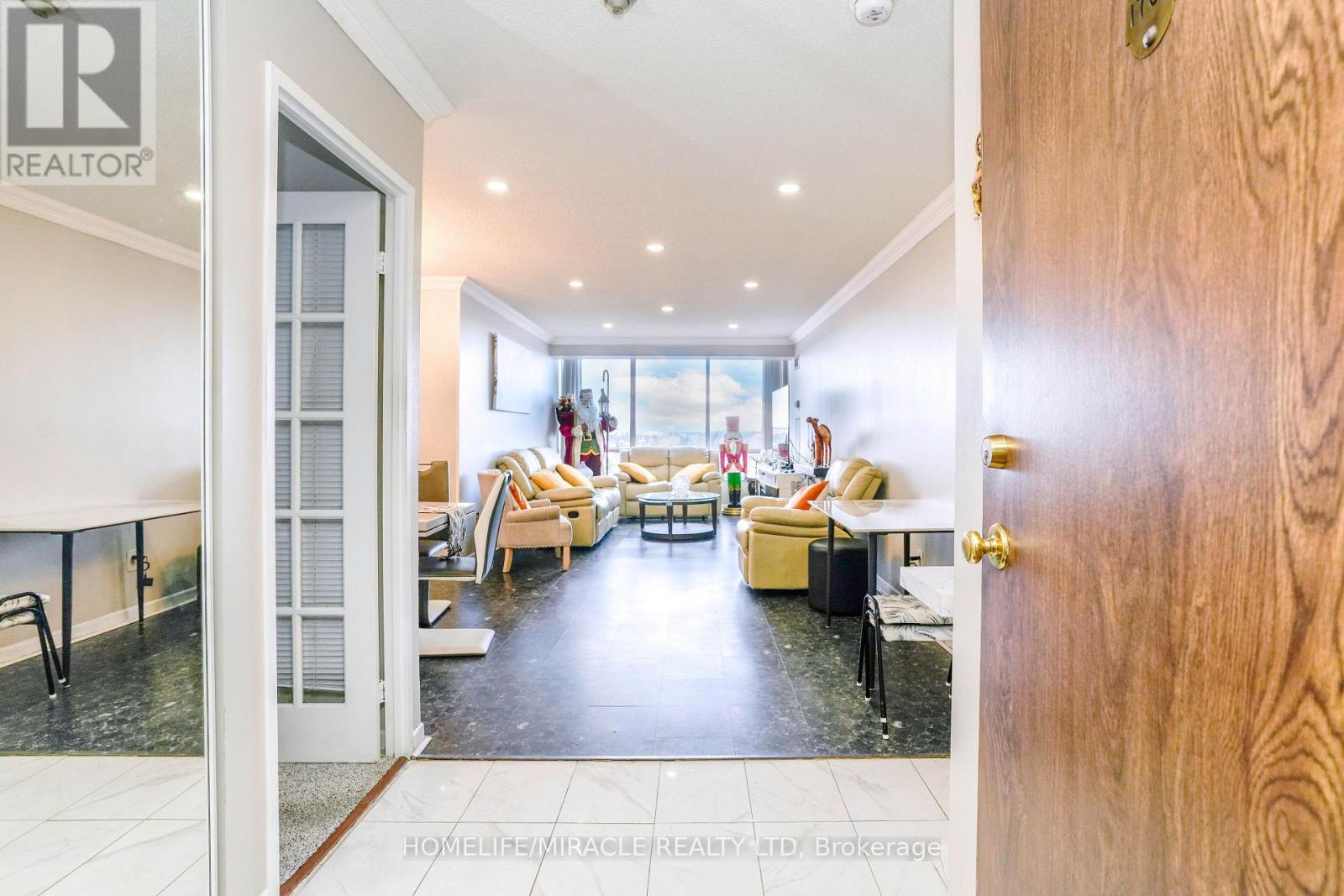 1705 - 26 Hanover Road, Brampton, Ontario  L6S 4T2 - Photo 2 - W12693696