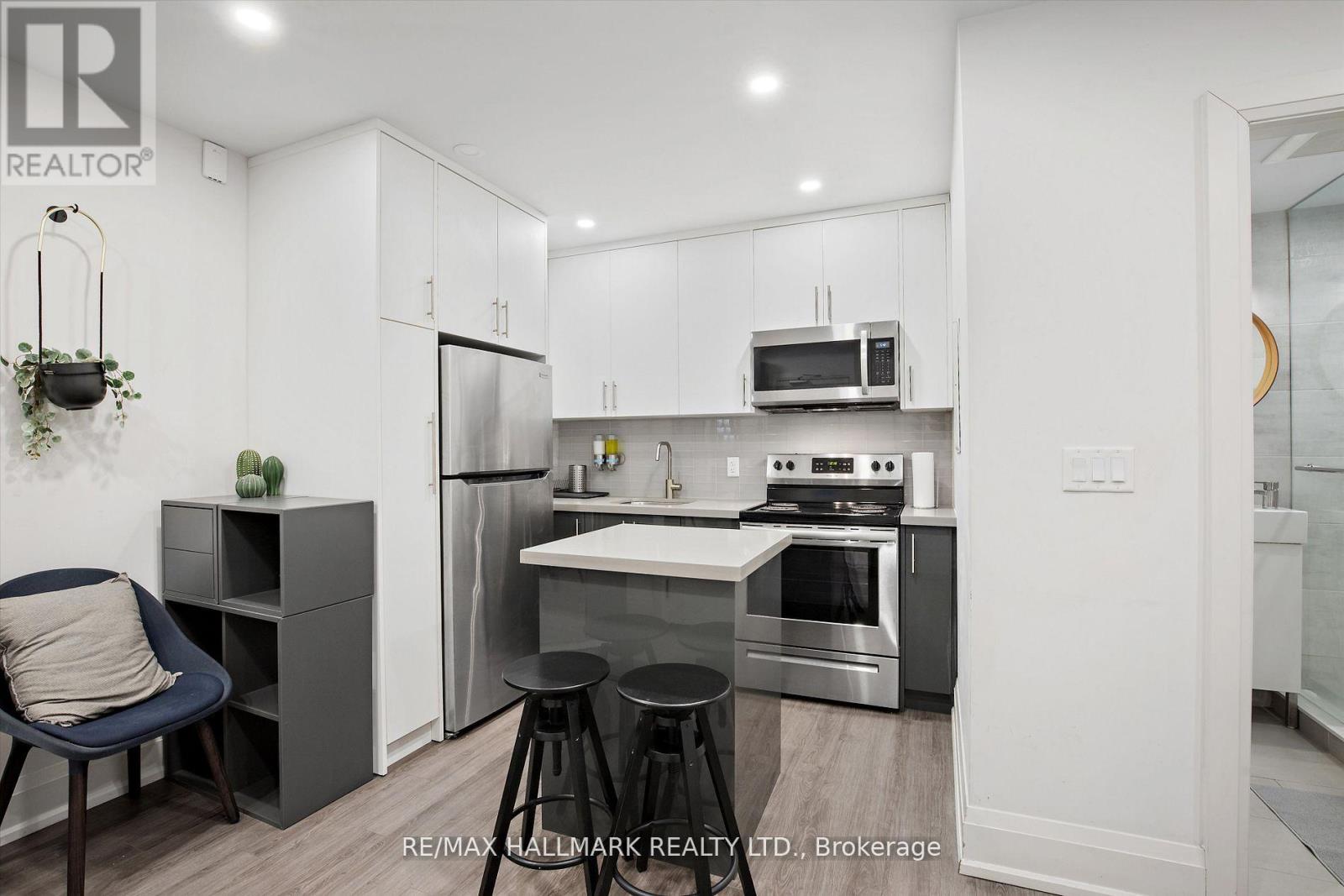 8 - 595 St Clair Avenue W, Toronto (Wychwood), Ontario  M6C 1A3 - Photo 2 - C12693772