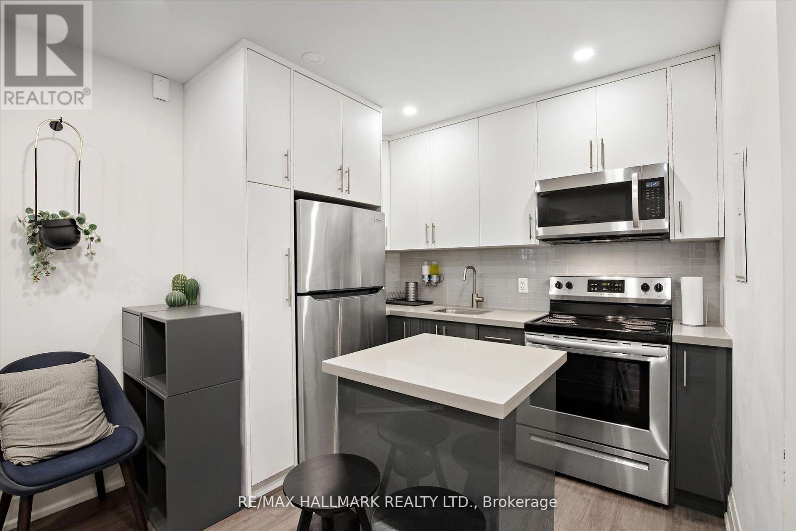 8 - 595 St Clair Avenue W, Toronto (Wychwood), Ontario  M6C 1A3 - Photo 4 - C12693772