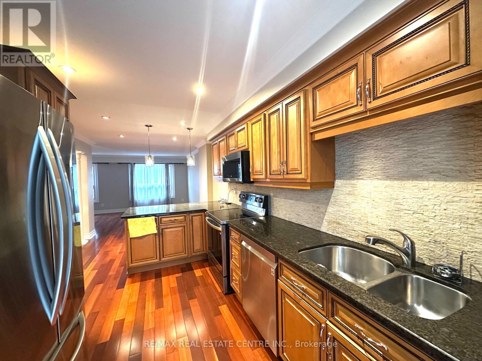 40 - 60 Hanson Road, Mississauga, Ontario  L5B 2P6 - Photo 11 - W12693738