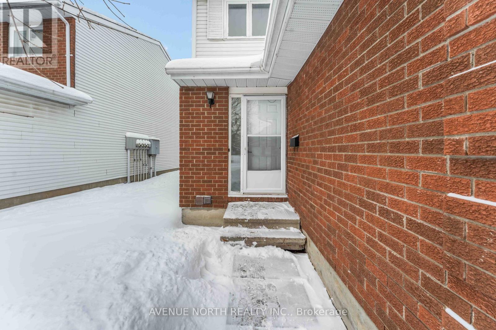 6467 Natalie Way, Ottawa, Ontario  K1C 4Y3 - Photo 4 - X12693792
