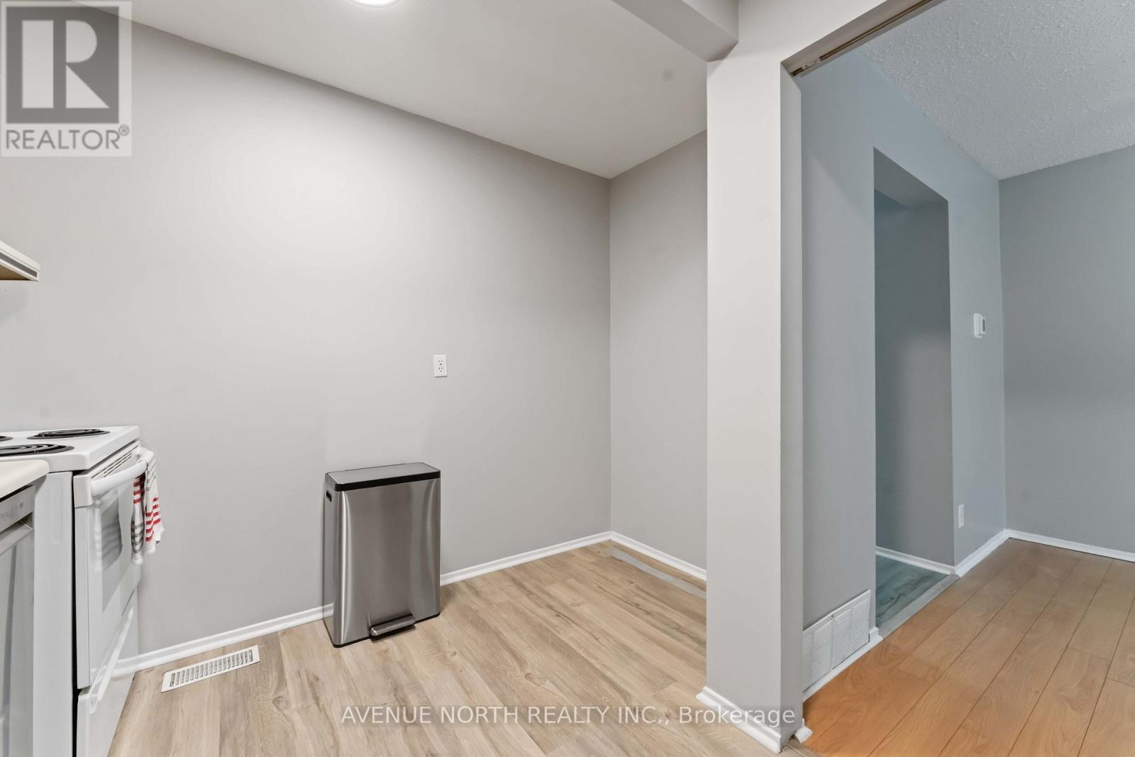 6467 Natalie Way, Ottawa, Ontario  K1C 4Y3 - Photo 7 - X12693792