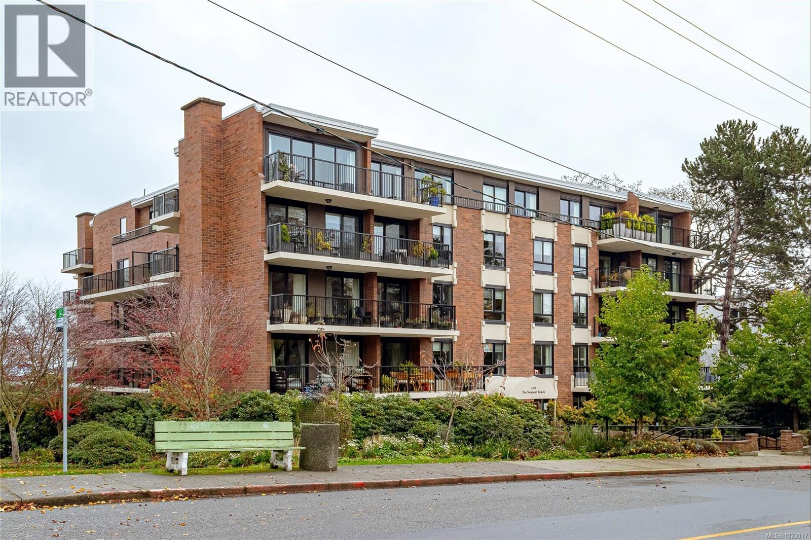 105 1375 Newport Ave, Oak Bay, British Columbia