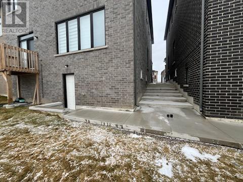 Walkout-Bsmt - 928 Rexton Drive, Oshawa (Kedron), Ontario  L1H 8L7 - Photo 6 - E12693804