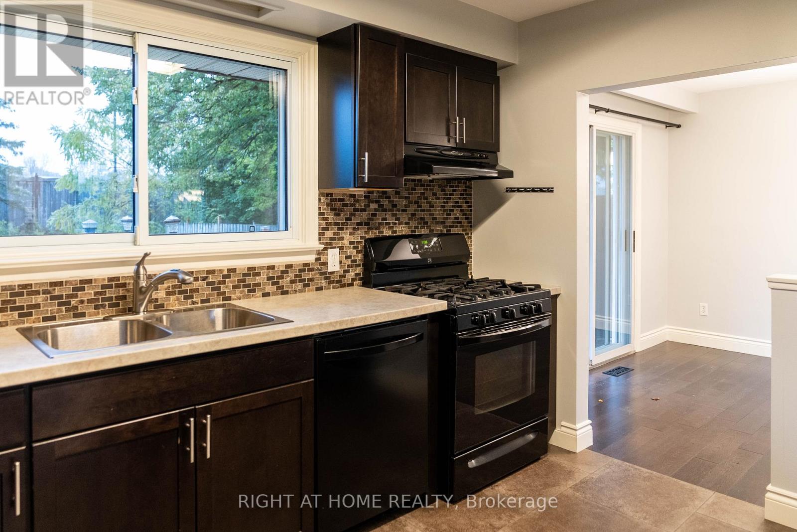 48 Ottaway Avenue, Barrie, Ontario  L4M 2W9 - Photo 6 - S12693830