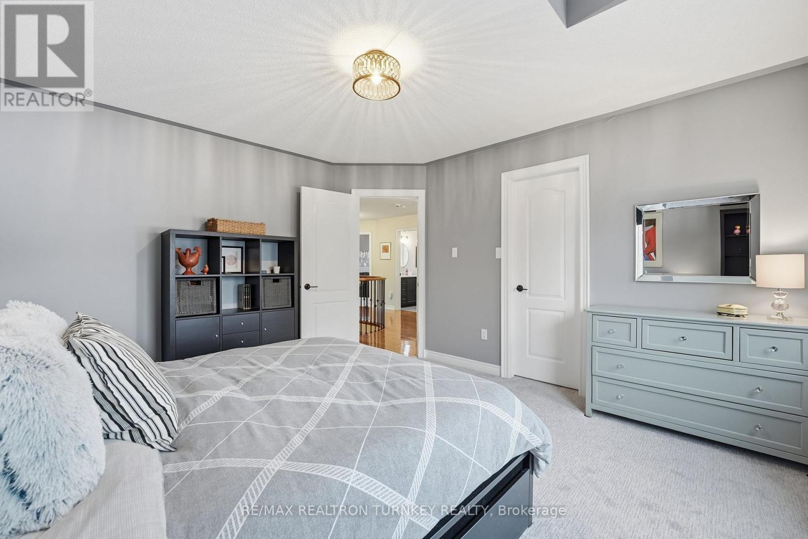 228 Sawmill Valley Drive, Newmarket, Ontario  L3X 2W1 - Photo 27 - N12692550