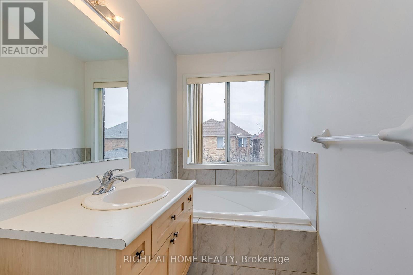 1348 Weir Chase, Mississauga, Ontario  L5V 2W9 - Photo 19 - W12693908