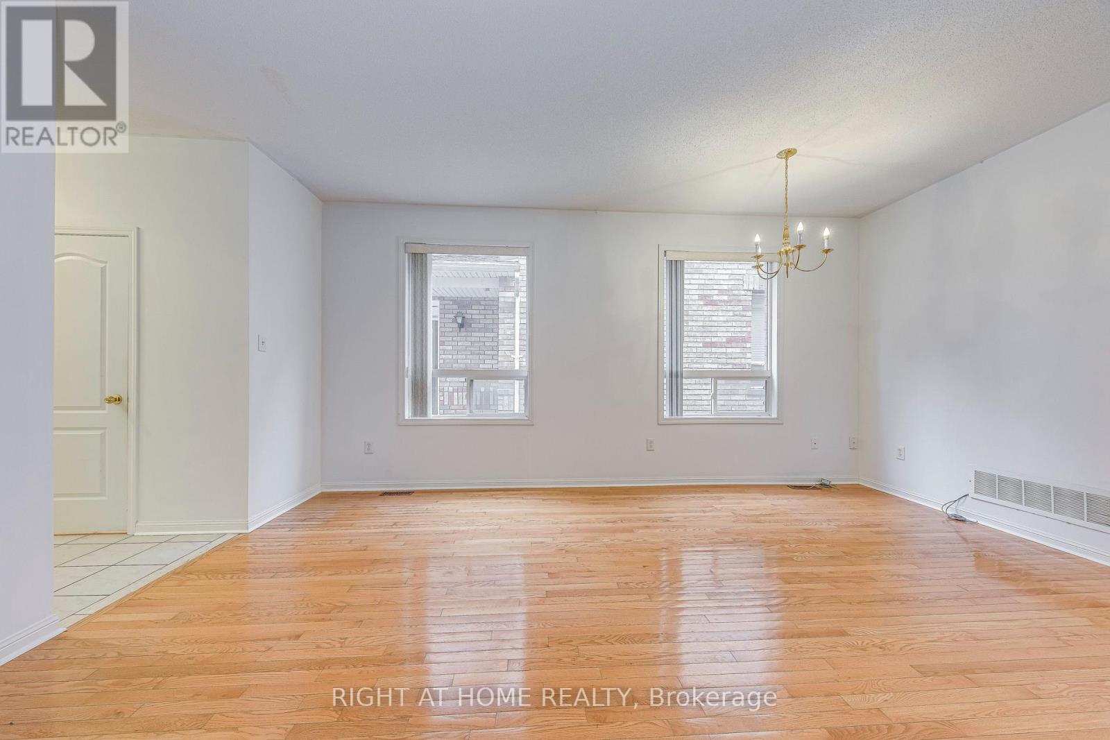 1348 Weir Chase, Mississauga, Ontario  L5V 2W9 - Photo 4 - W12693908